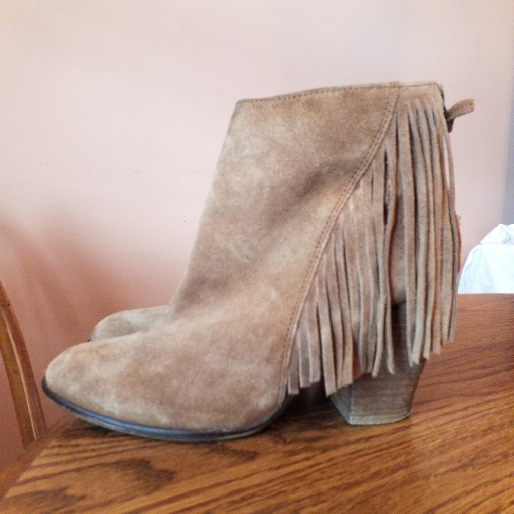 Steve Madden Compass fringe light brown suede booties 10